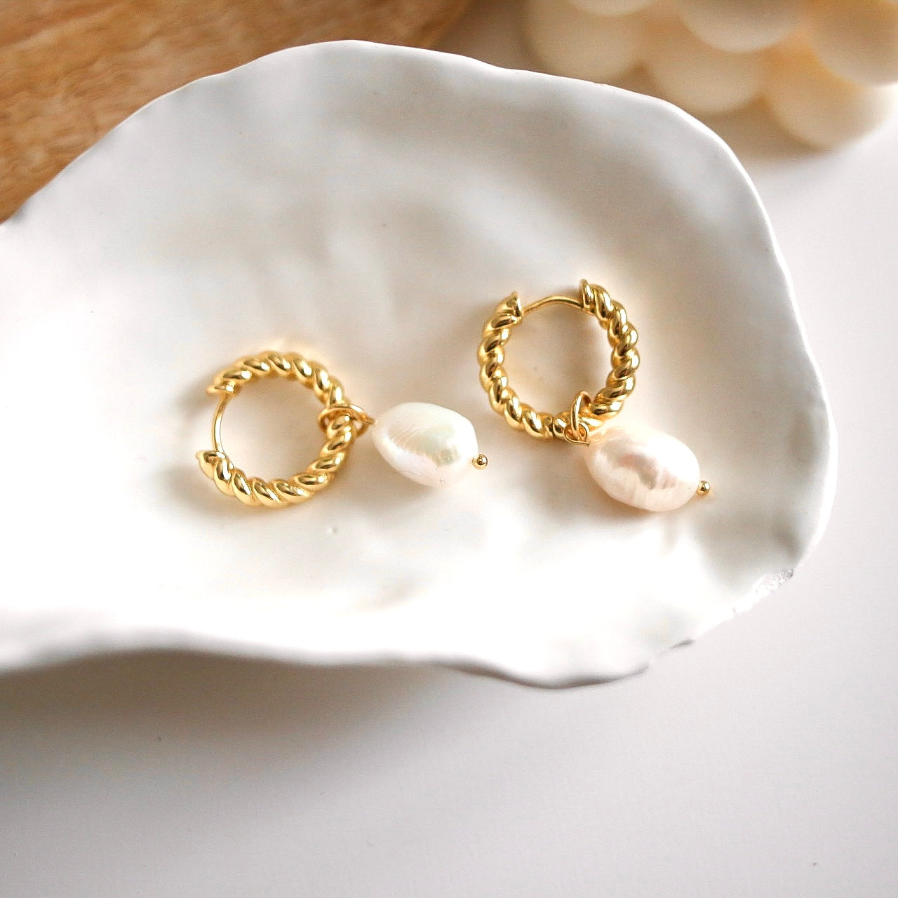 Jannike örhängen Stora vita 18k guldfyllda