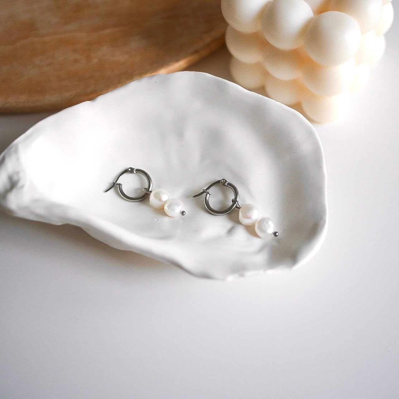 Carolin örhängen vit stål