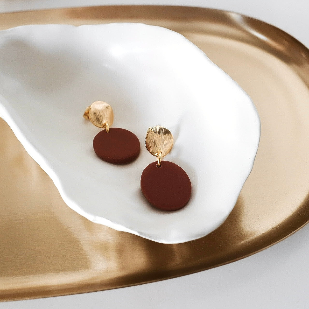 Hall örhängen (flera nyanser)