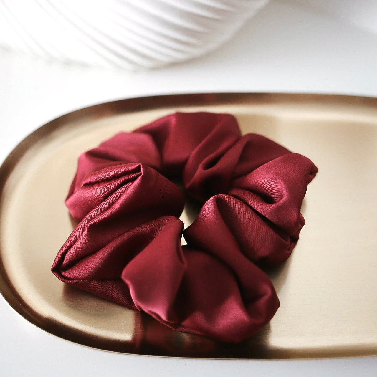 Tove Hair Donut Satin Vinröd