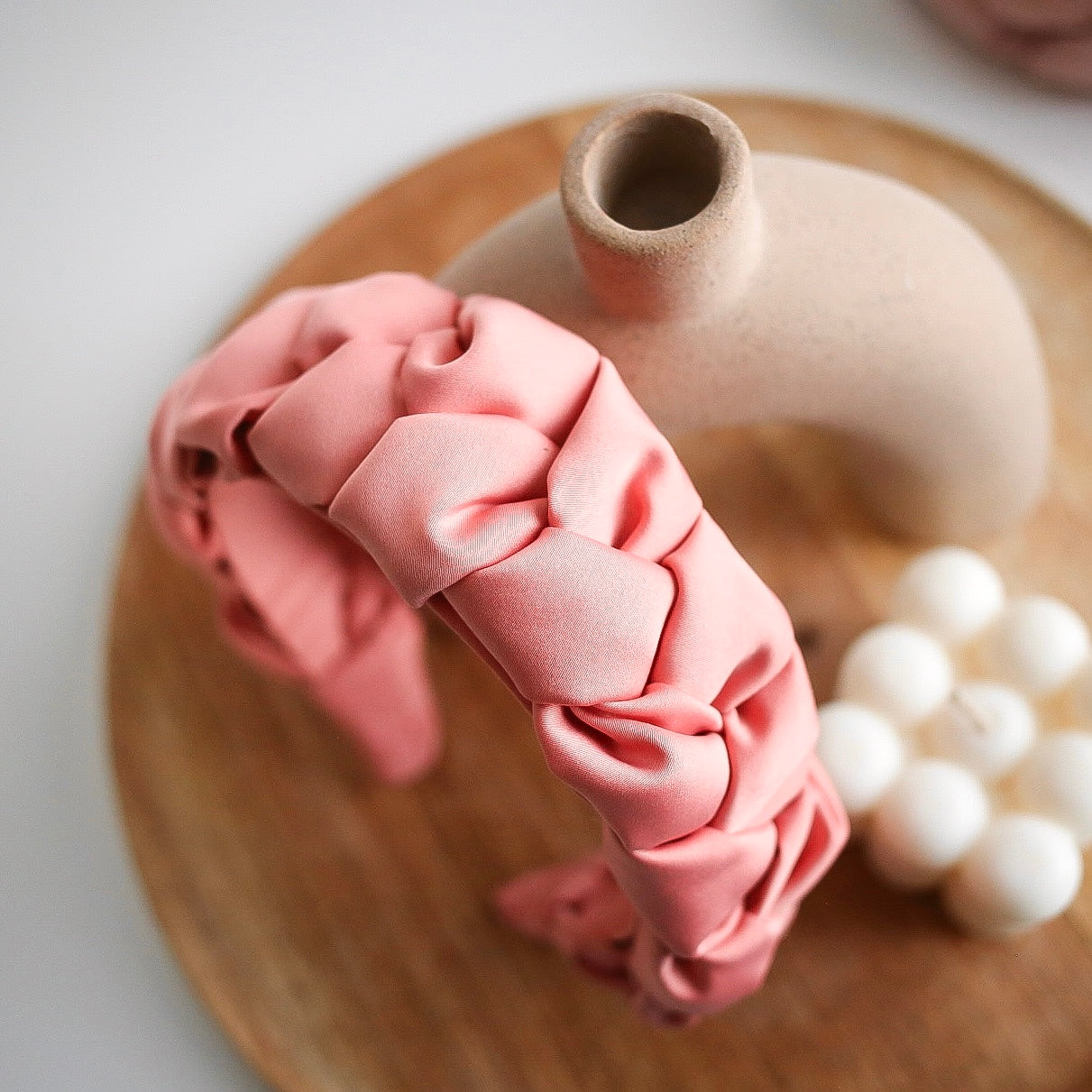 Becca matt flätat hårband (flera nyanser)