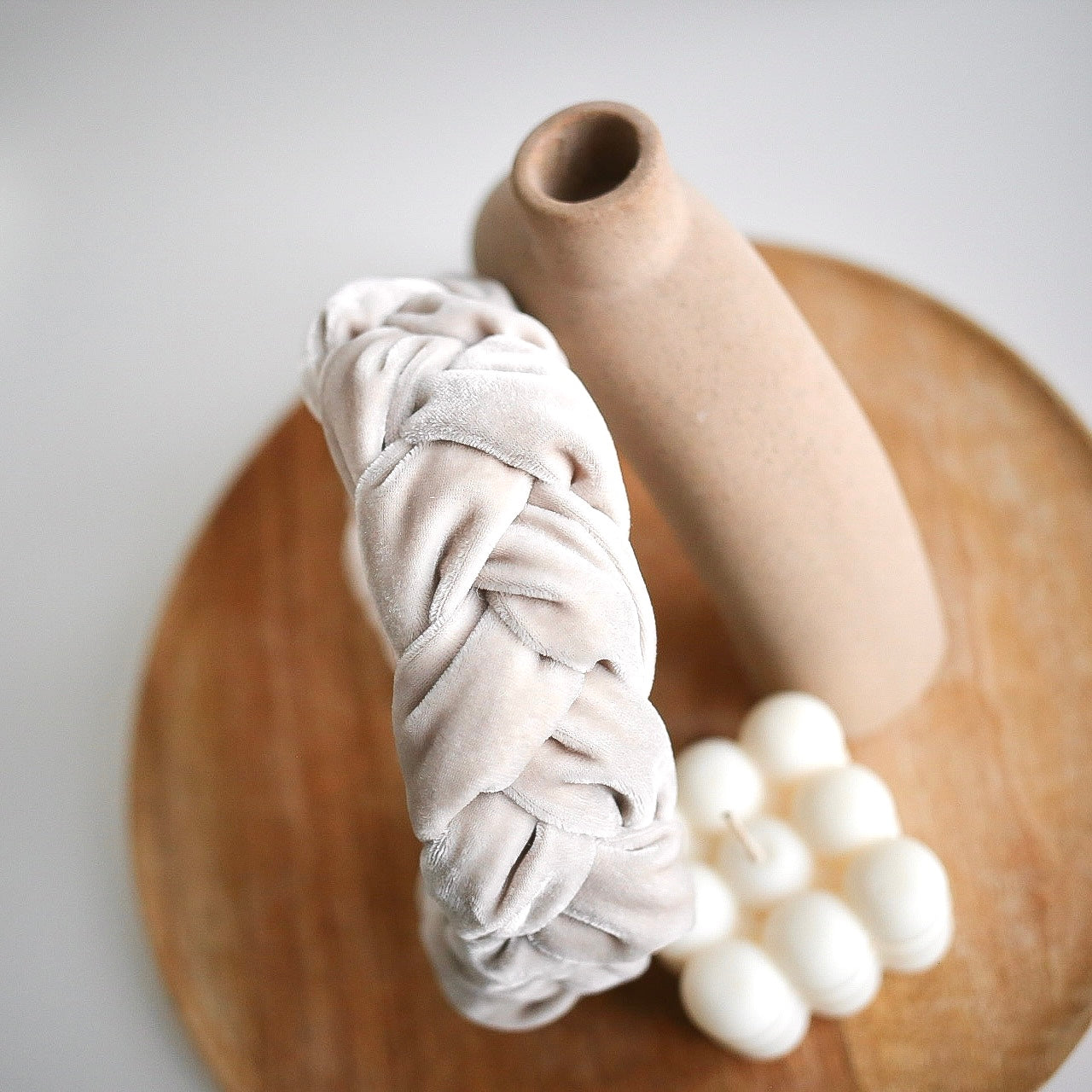 BECCA Flätat hårband i sammet