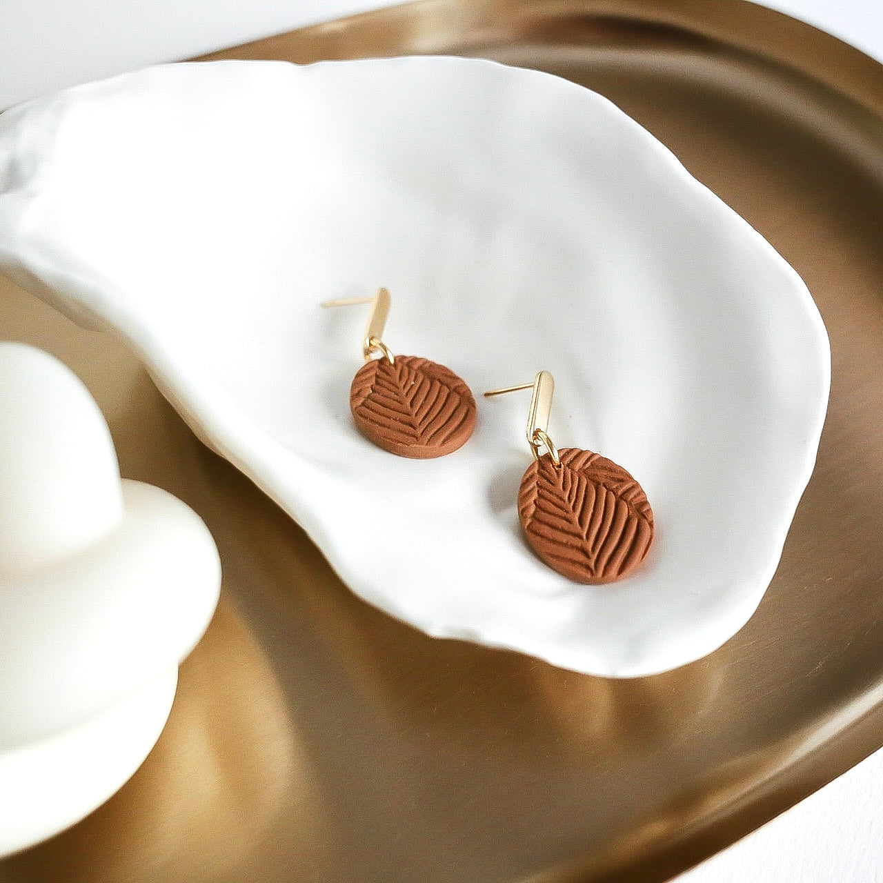 Mandi örhängen (flera nyanser)