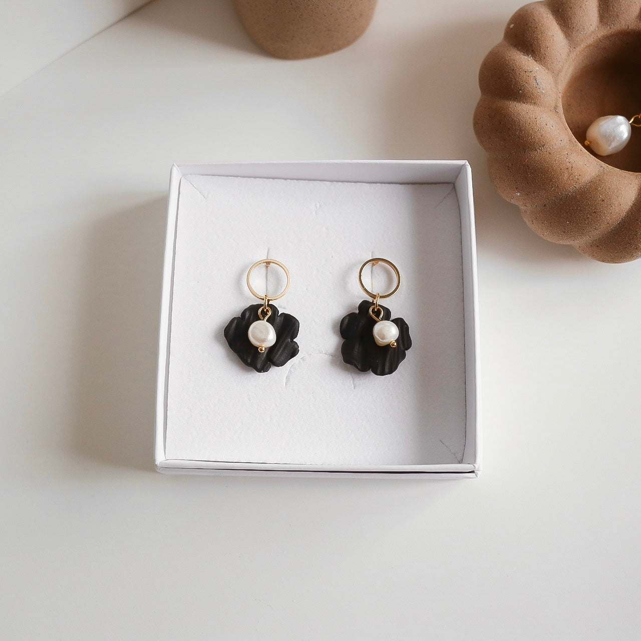 Lina örhängen (flera nyanser)