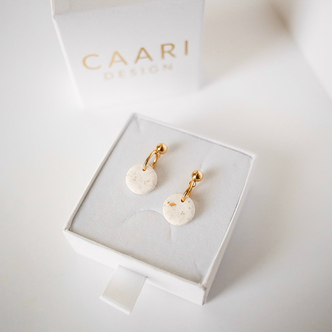 Malia örhängen Vitt/guld