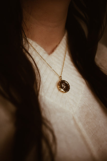 Safira Amuletti kaulakoru