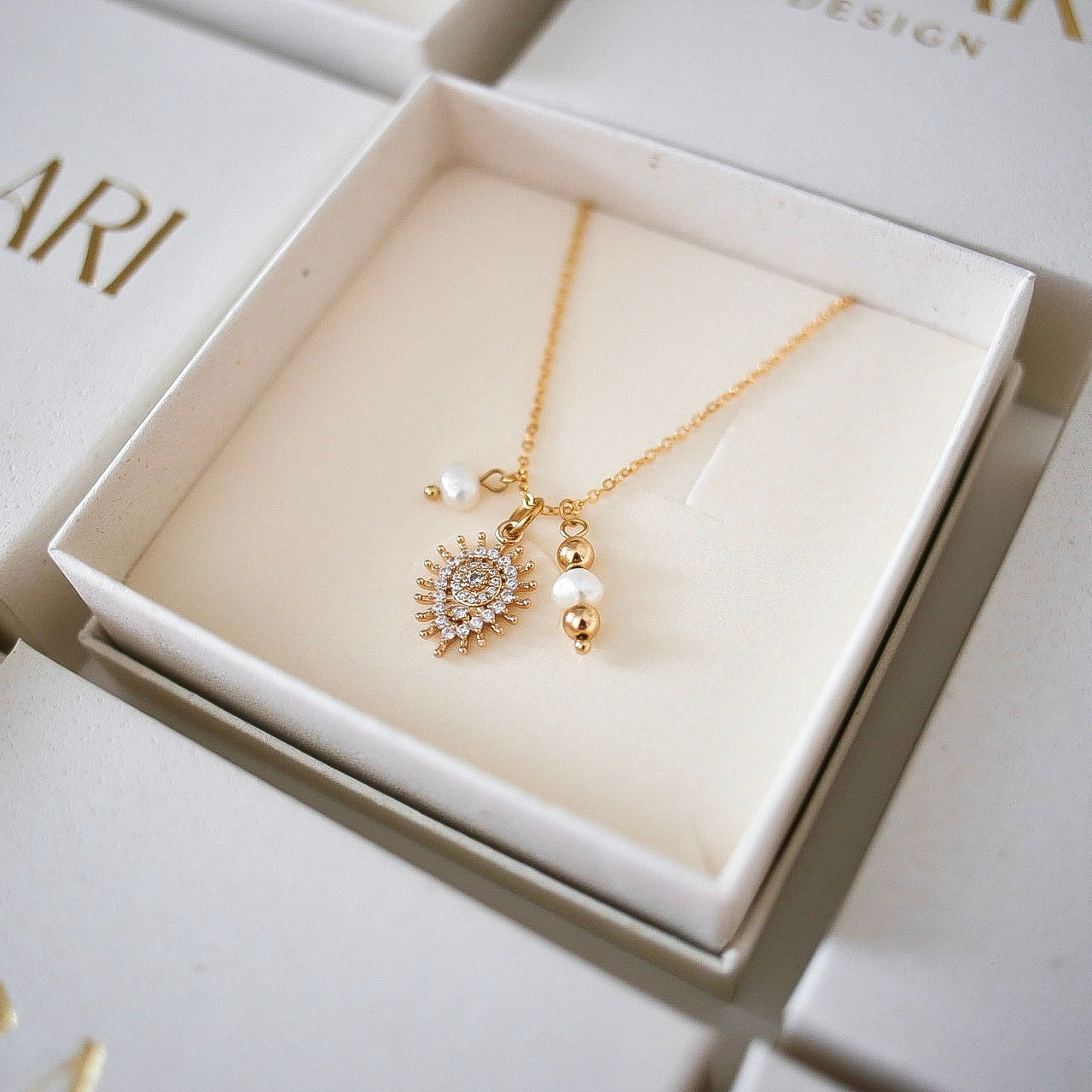 Amanda kaulakoru (useampi vaihtoehto)