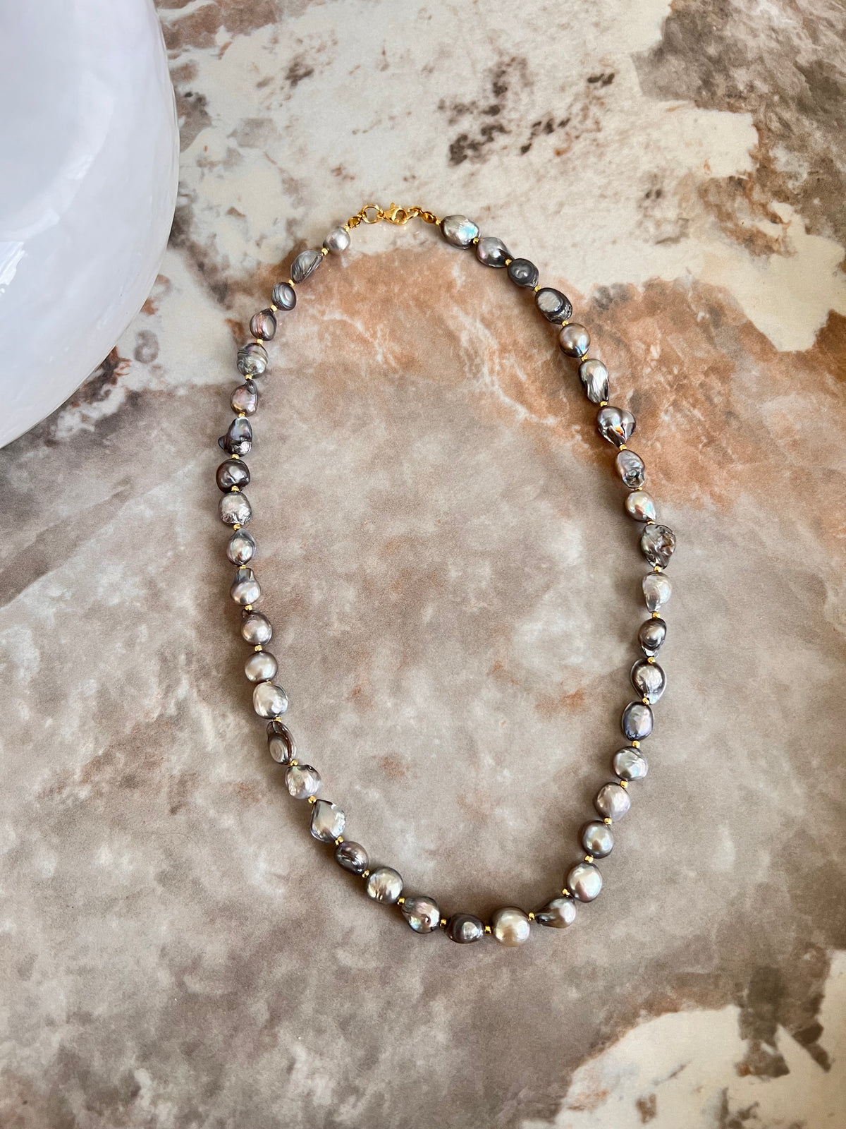 Noir Baroque pearl makeanvedenhelmikaulakoru