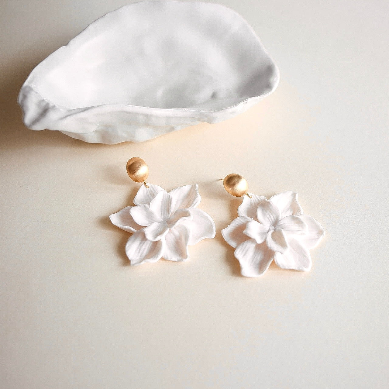 Dahlia white