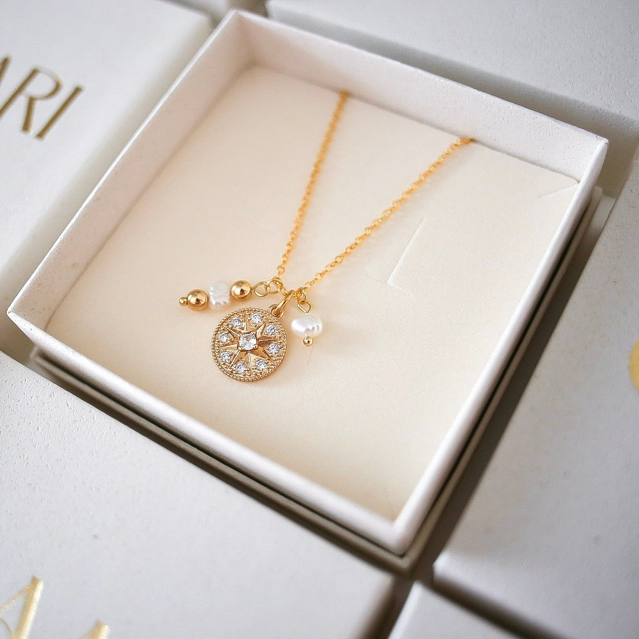 Amanda kaulakoru (useampi vaihtoehto)